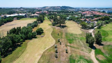 Evlerin ortasındaki bir golf sahasından Aeial manzara. Portekiz.