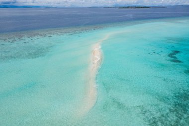 Maldivler yakınlarındaki resifli yeşil mavi suyun havadan görüntüsü.
