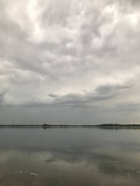 Ukrayna 'daki Dnipro nehrinin üzerinde fırtınalı bir gökyüzü