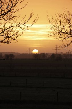 Güneş sabahın erken saatlerinde doğar güzel bir turuncu renk yaratır.