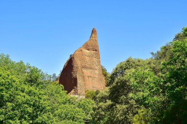 Las Medulas kasabası El Bierzo, Leon bölgesinde yer almaktadır. Bu küçük dağ kasabası yükselişin doğal başlangıcını simgeliyor..