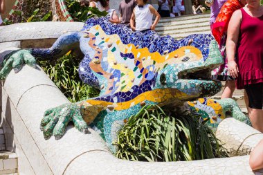 Bir ejderha çeşmesi, Gaudi 'nin çok renkli mozaik semenderi Park Guell, Barselona, İspanya' da. Şans ve mutluluğun sembolü.