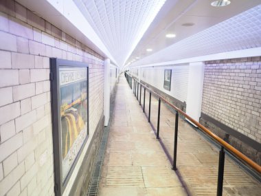 Boş bir koridorda fotoğraf çekimi..