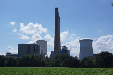 Almanya, Hanau yakınlarındaki Staudinger kömür santralinin silueti. Tarım arazisi ve mavi gökyüzü. Çoğu kullanımdan kaldırıldı..