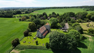Kuş bakışı bir kilisenin fotoğrafı.