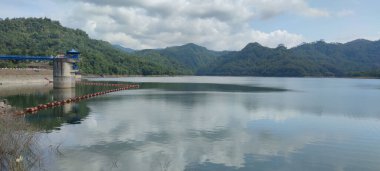 Endonezya 'daki Semarang Barajı' nın arka planında dağlar olan güzel bir göl manzarası