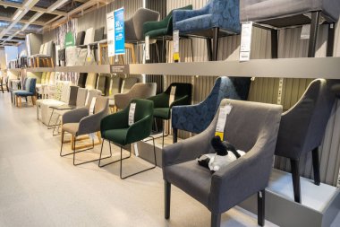 Polonya 'nın Poznan kentindeki bir IKEA mobilya ve ev aletleri mağazasında satılık bir grup sandalye.