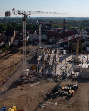 Gündüz inşaat alanının dikey görüntüsü..