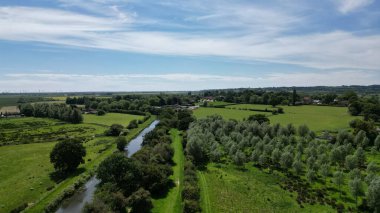 Kent kırsalındaki bir kanalın fotoğrafı.