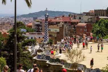 İspanya 'nın Barselona kentindeki Park Guell' in ana terasında birçok turist var.