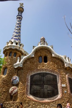 Barcelona, İspanya 'da Antoni Gaudi tarafından tasarlanan Park Guell' deki binalar.