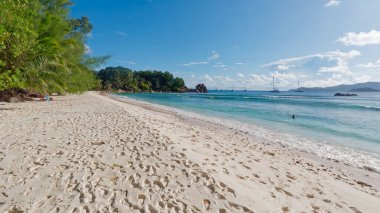 Fransa 'nın Seyşeller kentindeki güzel Petite Anse plajının doğal bir manzarası.