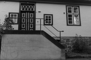 Bir evin ön cephesinin yakın plan gri ölçekli görüntüsü.