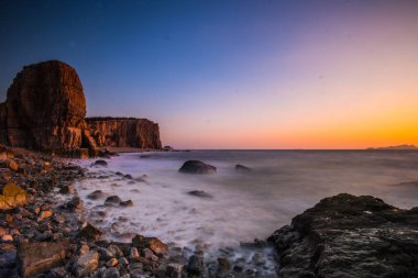 Gün batımında güzel bir denizin havadan görünüşü