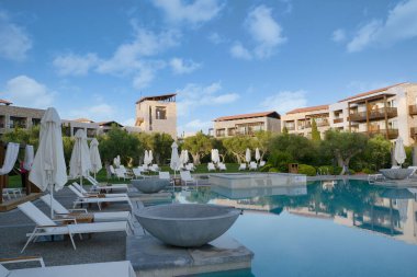 Yunanistan 'da tatiller, güzel tatil oteli Costa Navarino, Yunanistan' da lüks bir seyahat merkezi ve dünya kadar otantik deneyim sunuyor.