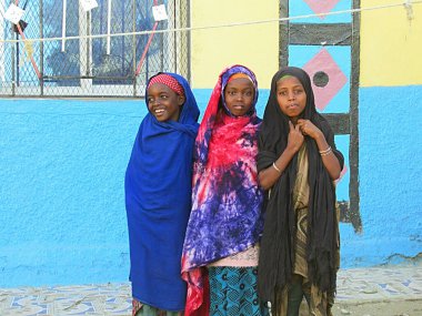 Borama, Somaliland sokaklarında renkli elbiseli üç güzel kız.