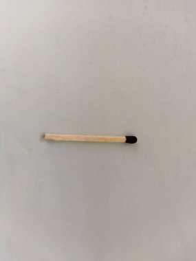 Yerde tek kibrit var.