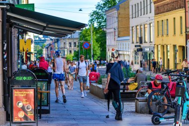 Olaf Rye Meydanı, Norveç 'in yayalar sokağındaki restoran konukları.