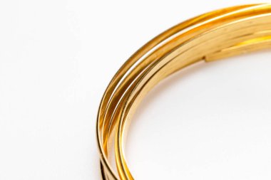 Mücevherler için altın kablo beyaz arkaplanda izole