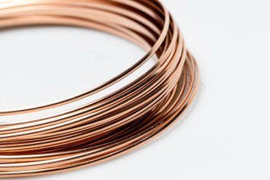 Beyaz arkaplanda izole edilmiş mücevherler için bakır tel