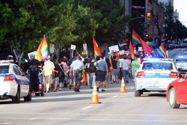 Bir grup LGBTQ halkı eşit haklar için Dallas, Teksas şehir merkezinde yürüyüş yapıyor.