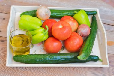 Köy salatası için malzemeler, yaz kadar ferahlatıcı ve lezzet dolu bir salata! Bu bir yaz sebze koleksiyonu, horiatiki salata.