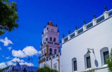 25 Mayıs 'ta Sucre, Bolivya' da bulutlu bir gökyüzüne karşı sömürge katedrali.