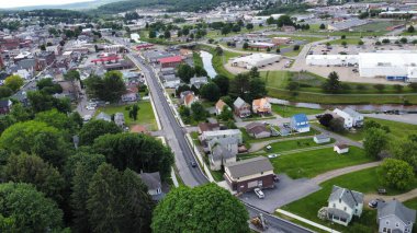 DuBois, Pennsylvania 'da bir yol ve mimarinin havadan görünüşü