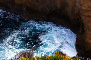 Güzel su yüzeyi deseni. Nazik dalgalar ve kahverengi uçurum.
