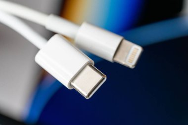 Beyaz USB-C ve Şimşek erkek kablolarını kapat