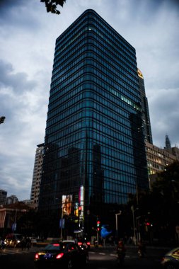 Şangay 'daki cam bina cephesinin dikey görüntüsü.