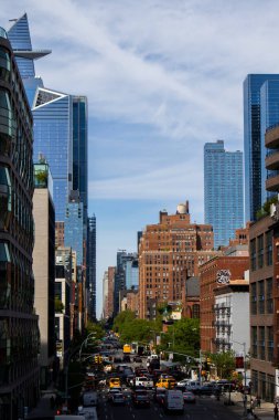 Manhattan, NYC, ABD 'deki yüksek binaları ve gökdelenleri olan güzel bir kasabanın dikey görüntüsü.