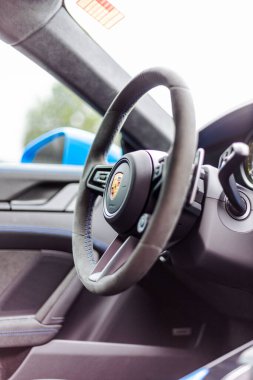 Porsche GT3992 911 Carrera köpekbalığı mavi spor otomobilinin dikey yakın çekimi.