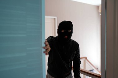Siyah maskeli bir hırsızın bulanık bir fotoğrafı daireye girdi.