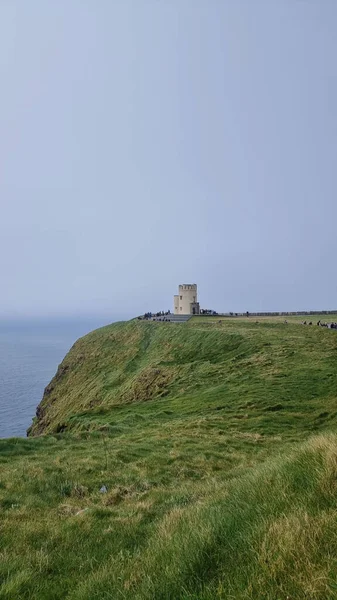 Sisli bir günde Moher uçurumunun ve O 'Brien' s Tower 'ın güzel manzarası