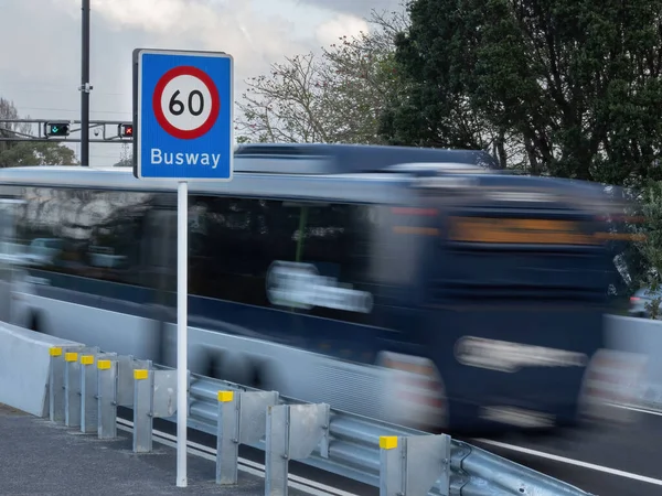 Дорожный Знак Busway Ограничением Скорости Размытым Движении Автобусом Заднем Плане — стоковое фото