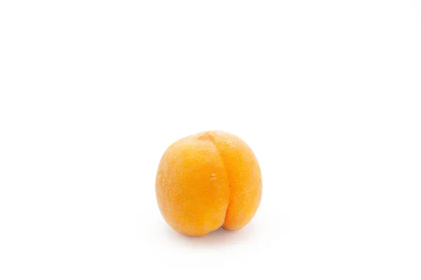 白色背景的新鲜黄色桃子 — 图库照片