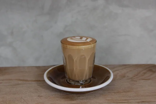 Bardaktaki Sanatsal Bir Kahvenin Yakın Çekimi — Stok fotoğraf