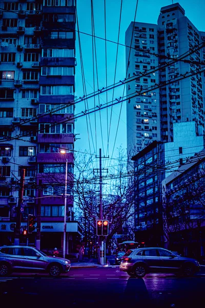 黄昏时分 上海街道上的建筑物和汽车垂直拍摄 — 图库照片