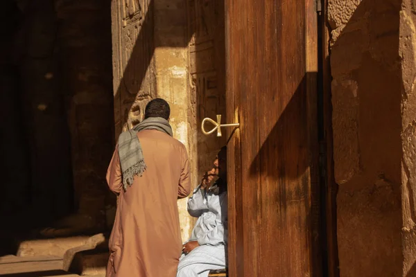 Dos Hombres Hablando Antrancia Templo Egipto — Foto de Stock