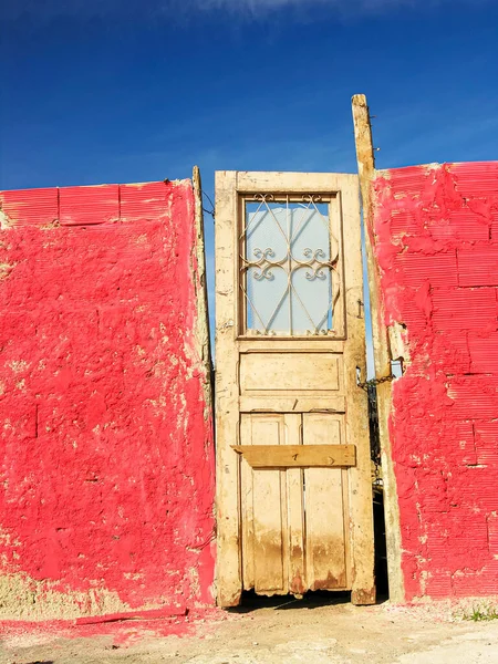 Beautiful Blue Sky Ruined House Red Wall Almost Falling — Stock Photo, Image