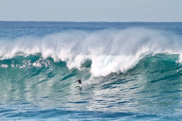 冲浪在一个巨大的澳大利亚海浪 这是用喷气式滑雪板拉来的冲浪 确切的位置是Coogee — 图库照片