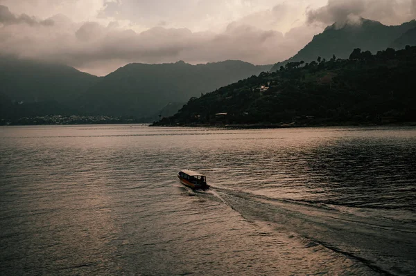 Båt Rör Sig Sjön Atitlan Guatemala Molnig Dag — Stockfoto