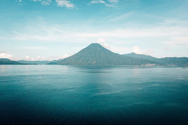 Una Toma Aérea Del Lago Atitlán Fondo Las Montañas Día — Foto de Stock