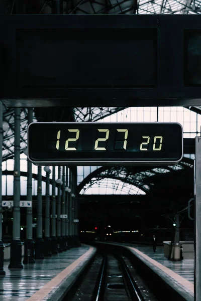 Reloj Digital Sobre Ferrocarril Una Estación Tren — Foto de Stock