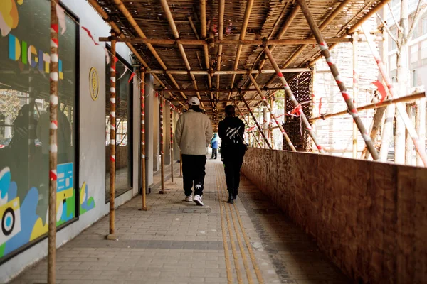 Uma Vista Pessoas Andando Pela Rua Cidade Xangai — Fotografia de Stock