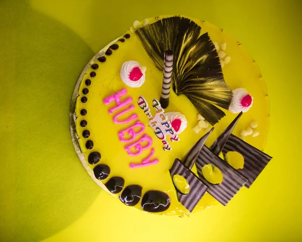 チョコレートトッピングとカットする準備ができて黄色の背景と誕生日ケーキ — ストック写真