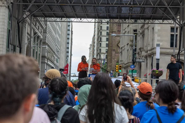 Velký Dav Protestujících Zbraní Cadman Plaza Brooklynu Přes Brooklynský Most — Stock fotografie