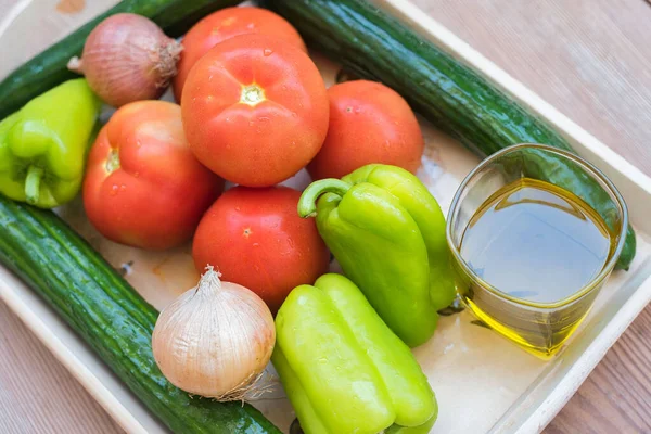 Köy salatası için malzemeler, yaz kadar ferahlatıcı ve lezzet dolu bir salata! Bu bir yaz sebze koleksiyonu, horiatiki salata.