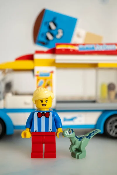 Lego Kvinnlig Statyett Och Baby Velociraptor Står Nära Glass Varuautomat — Stockfoto